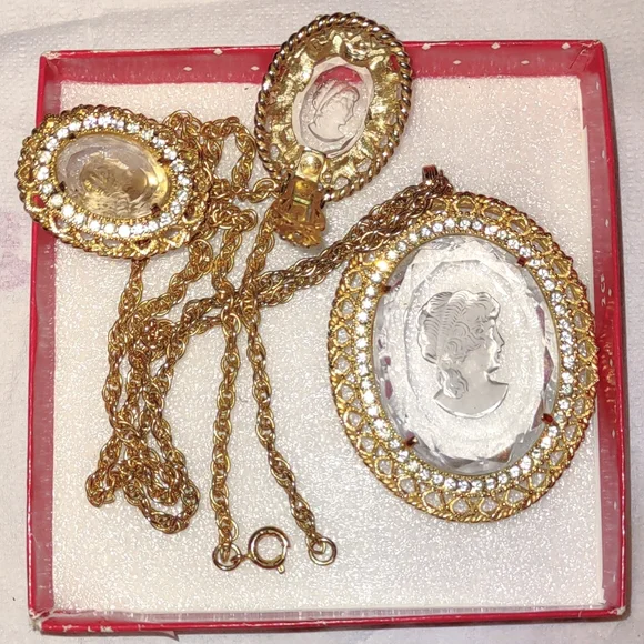 2pc Vintage Whiting and Davis Glass Intaglio Cameo Set - Picture 11 of 11